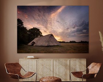 Nachbildung eines eisenzeitlichen Bauernhauses in Drenthe bei Sonnenuntergang von KB Design & Photography (Karen Brouwer)