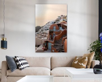 Oranje gebouw en zonsondergang | reisfotografie print | Oia Santorini Griekenland van Kimberley Jekel