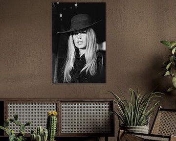 Brigitte Bardot met zwarte hoed