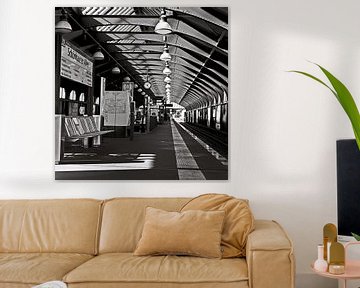 Lijn U2 bij metrostation Schönhauser Allee in zwart-wit van Silva Wischeropp