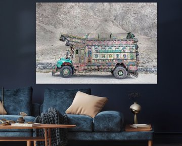 Beschilderde vrachtwagen als kunst in Pakistan