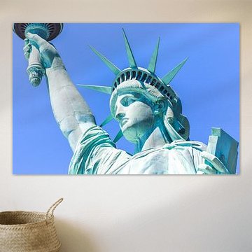 Nahaufnahme der Freiheitsstatue vor blauem Himmel