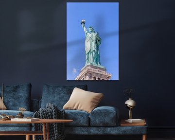 Close view van het Vrijheidsbeeld boven blauwe lucht van Maria Kray