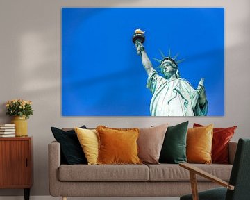 Freiheitsstatue in New York City, USA mit blauem Himmel im Hintergrund von Maria Kray