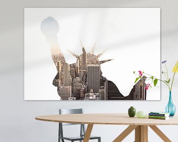 Dubbele belichting van Manhattan skyline in new york city met vrijheidsbeeld silhouet van Maria Kray