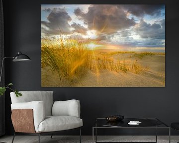 Texel strand zonsondergang met zandduinen op de voorgrond