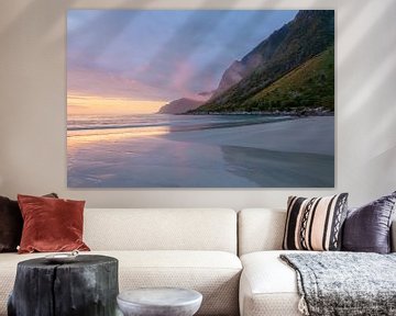 Plage norvégienne de la nuit d'été dans les montagnes