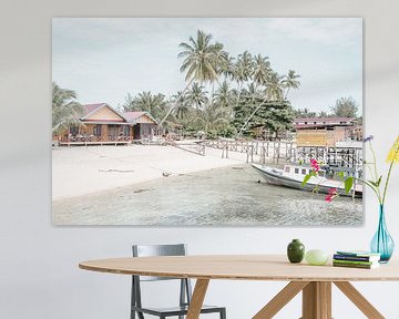 Tropischer Strand mit Palmen in Indonesien