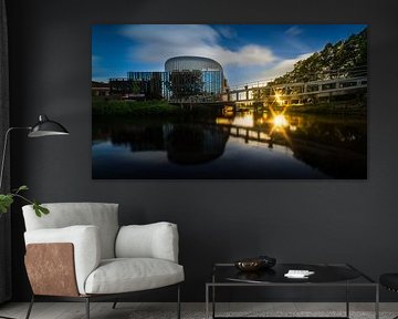 De spiegel in Zwolle met reflectie en zonnester van Bart Ros