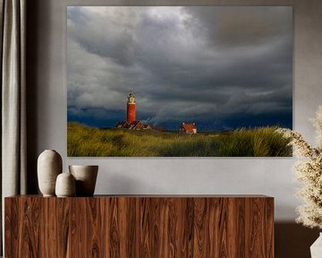 Vuurtoren van Texel in de duinen tijdens een stormachtige herfstochtend van Sjoerd van der Wal Fotografie