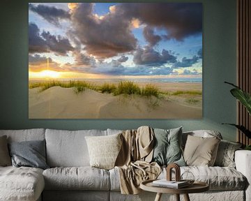 Coucher de soleil sur la plage de Texel avec dunes de sable au premier plan sur Sjoerd van der Wal Photographie