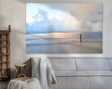 Wolken boven het strand op Texel in de Waddenzee