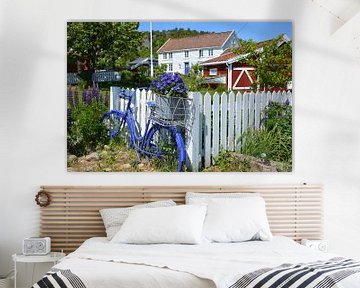 Rote Hütte in Norwegen mit weißem Zaun, blauem Fahrrad und Blumen von My Footprints