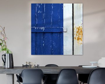 Abstract lijnenspel op een verweerd blauw deurpaneel