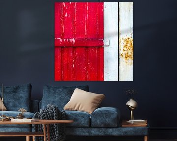 Abstract lijnenspel op rood, verweerd deurpaneel
