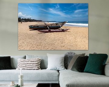 Vissers boot op het strand in Sri Lanka van Rijk van de Kaa