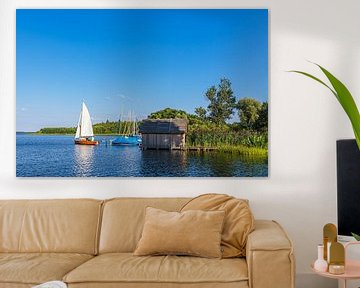 Vue sur le lac avec voiliers et hangar à bateaux à Seedorf am Schaalsee sur Rico Ködder