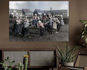 Dansende kinderen in Marken in klederdracht rond 1930 van Affect Fotografie