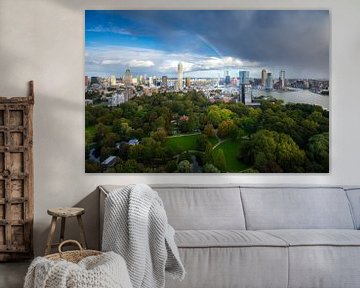 Skyline von Rotterdam mit Regenbogen von Niels Dam