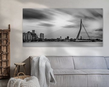 Skyline von Rotterdam in schwarz und weiß von Miranda van Hulst