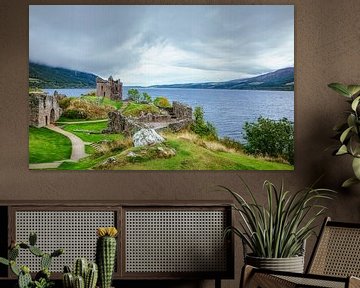 Ruines du château d'Urquhart, au bord du lac du Loch Ness, dans les Highlands écossais.  L'Écosse de luxe ! sur Jakob Baranowski - Photography - Video - Photoshop