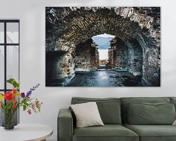 A l'intérieur du château d'Urquhart en Ecosse. Ruines de catacombes près du mur de défense. sur Jakob Baranowski - Photography - Video - Photoshop