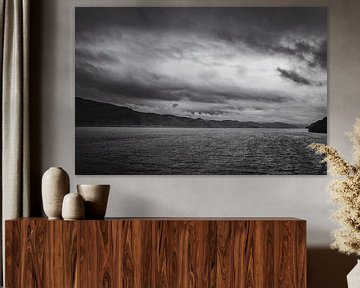 Urquhart Castle am berühmten Loch Ness See in Schottland. Wunderschöne Landschaft in ruhiger Atmosphäre. Stille, Frieden und Einsamkeit. von Jakob Baranowski - Photography - Video - Photoshop