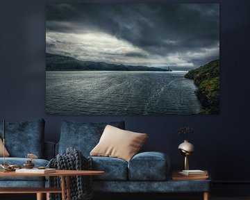 Urquhart Castle au bord du célèbre lac du Loch Ness en Écosse. Des paysages magnifiques dans une atmosphère calme. Silence, paix et solitude. sur Jakob Baranowski - Photography - Video - Photoshop