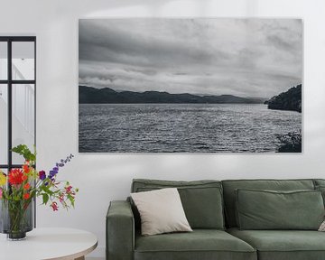 Urquhart Castle aan het beroemde meer Loch Ness in Schotland. Prachtig landschap in een rustige sfeer. Stilte, vrede en eenzaamheid. van Jakob Baranowski - Photography - Video - Photoshop