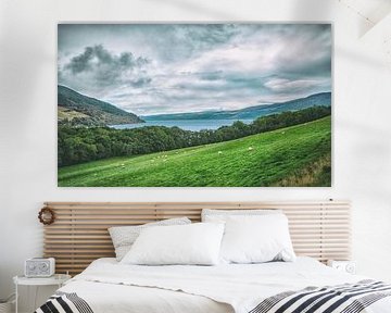 Great Glen in de Schotse Hooglanden bij het beroemde Loch Ness. Prachtige natuur in de Highlands. van Jakob Baranowski - Photography - Video - Photoshop