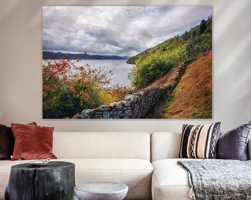 Loch Ness in Schotland. Verlaten idylle bij de stenen muur van Urquhart Castle. van Jakob Baranowski - Photography - Video - Photoshop