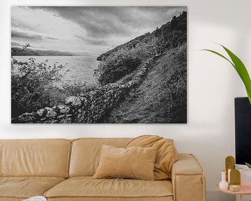 Loch Ness in Schottland. Menschenleere Idylle an der Steinmauer vom Urquhart Castle. von Jakob Baranowski - Photography - Video - Photoshop