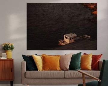 Boot in haven bij zonsondergang in Noordse fjord van Joyce van Doorn
