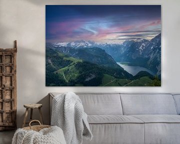 Blick über die Berge des Salzkammerguts in Österreich mit einem See von Animaflora PicsStock