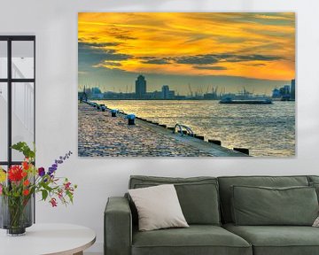 De Rotterdamse Haven tijdens de zonsondergang met boten en skyline Rotterdam van Dexter Reijsmeijer