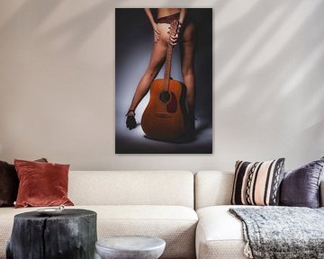 Vrouw in lingerie poseert met gitaar van Leo van Valkenburg