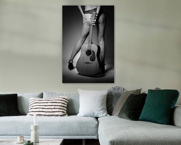 Vrouw in lingerie poseert met gitaar II van Leo van Valkenburg