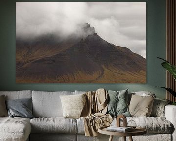 Berg mit Wolken in Island von Marcel Kerdijk