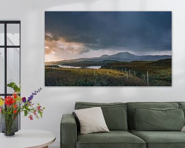 Isle of Skye in Invernesse. Vredige, verlaten plekken in Schotland. Veenmoerassen, zure grassen, overstroomde wetlands met weinig vegetatie. van Jakob Baranowski - Photography - Video - Photoshop