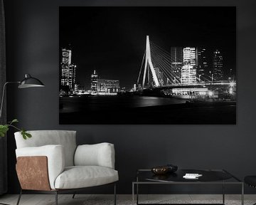 Erasmusbrug Rotterdam in de avond zwart-wit van Dexter Reijsmeijer