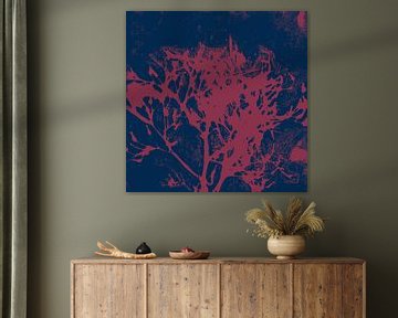 Art botanique abstrait. Formes organiques en bleu foncé et rouge vin. sur Dina Dankers