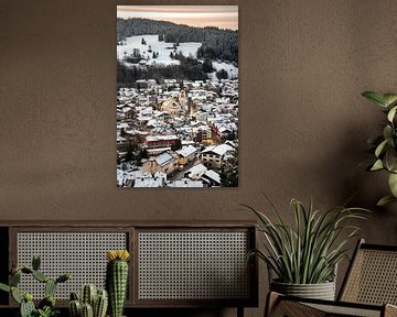 Oberstaufen in de winter bij zonsondergang