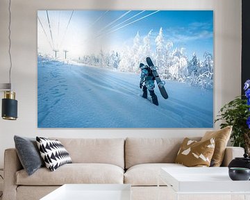 Winterlandschaft mit verschneiten Bäumen und Snowbaorder von Leo Schindzielorz