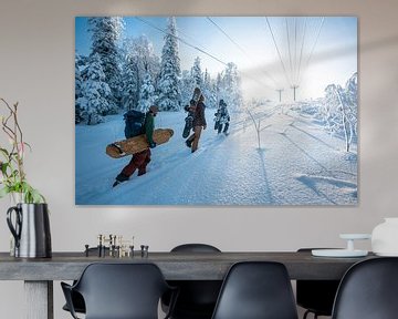 Winterlandschaft mit verschneiten Bäumen und Snowbaorder