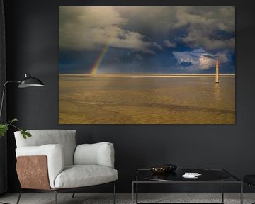 Regenboog op het strand van Texel in de Waddenzee