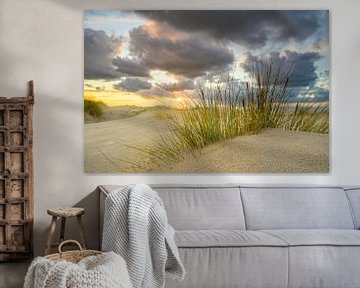Coucher de soleil sur la plage de Texel avec des dunes de sable au premier plan