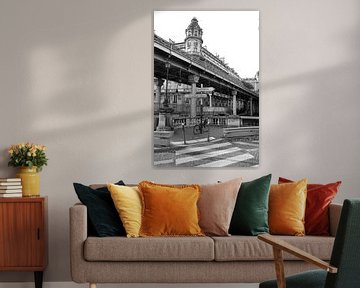 Straatbeeld rond Pont de Bir Hakeim in Parijs | zwart-wit van Evert-Jan Hoogendoorn