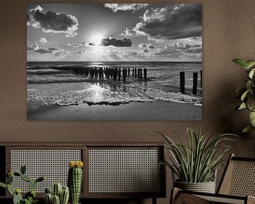 Soleil, mer et plage en noir et blanc sur Zeeland op Foto