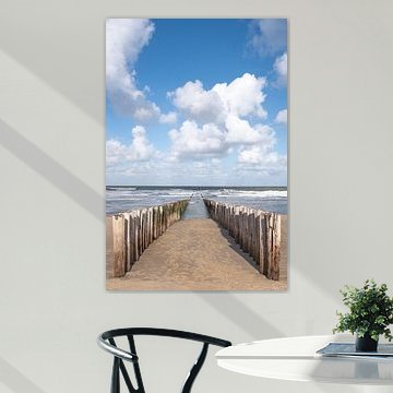 Les brise-lames brisent les vagues près de Domburg / Pays-Bas