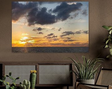 Dreigende wolken over de skyline van Amsterdam. van Brian Morgan